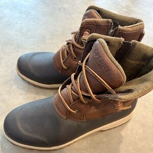 Women’s sperry topsider winter boots with side zip.  8.5.